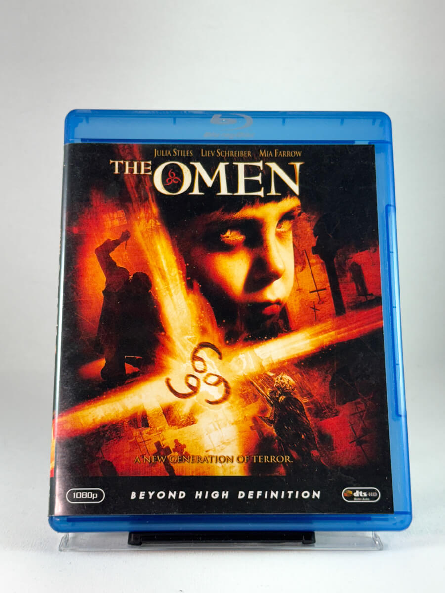 Forside av Blu-ray-cover til The Omen, bruktfilm hos nettbutikken Brukbar Film