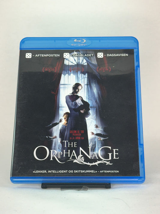 Forside av Blu-ray-cover til The Orphanage – spansk grøsser produsert av Guillermo del Toro, brukt Blu-ray hos Brukbar Film.