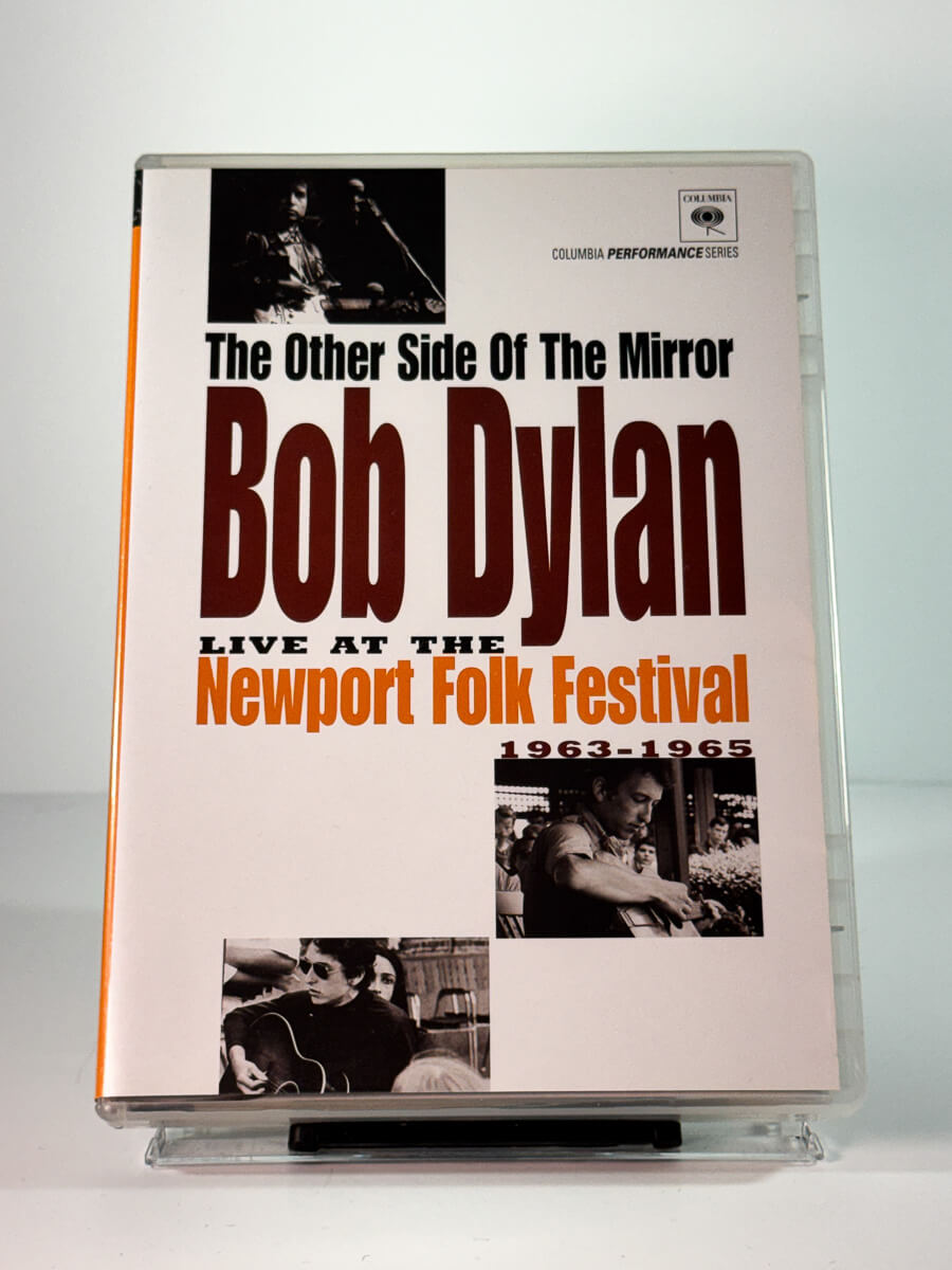 Forside av cover til The Other Side Of The Mirror: Bob Dylan Live At The Newport Folk Festival 1963–1965, bruktfilm på DVD hos Brukbar Film