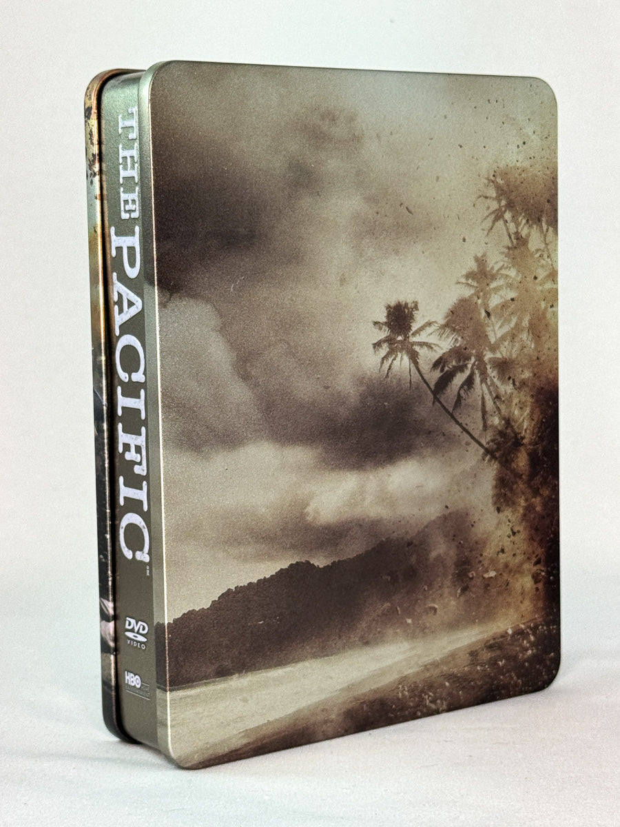 Bakside av metallboks til The Pacific – original brukt DVD-serie fra Brukbar Film