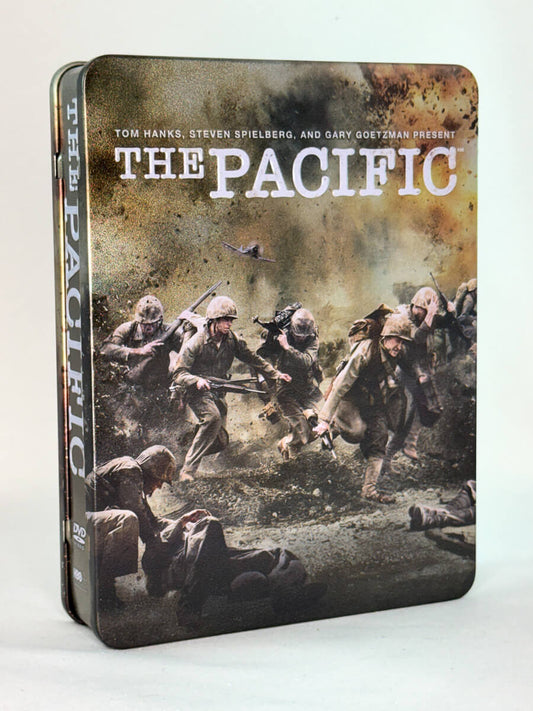 orside av DVD-metallboks for serien The Pacific – brukt krigsdrama på DVD, tilgjengelig hos Brukbar Film