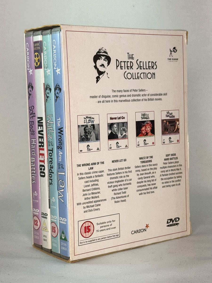 Bakside av The Peter Sellers Collection DVD-boks – klassiske britiske komedier med Peter Sellers, original bruktfilm hos Brukbar Film