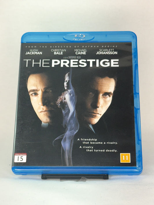 Forside av Blu-ray-cover til The Prestige med Hugh Jackman, Christian Bale og Scarlett Johansson – mesterlig mysterium fra Christopher Nolan, brukt Blu-ray hos Brukbar Film.