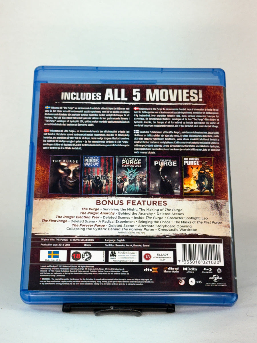 Bakside av Blu-ray-cover til The Purge – 5-Movie Collection – fem intense filmer om et lovløst døgn i USA, full av brutal samfunnssatire, brukt Blu-ray hos Brukbar Film.