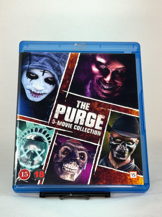 Forside av Blu-ray-cover til The Purge – 5-Movie Collection – komplett samling av den dystopiske skrekkserien, produsert av Blumhouse, brukt Blu-ray hos Brukbar Film.
