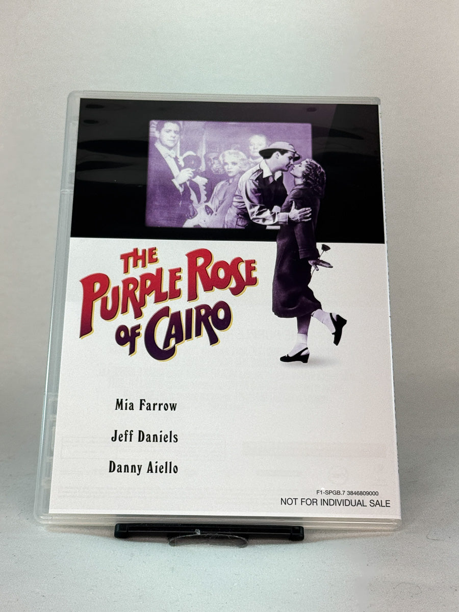 Forside av DVD-cover til The Purple Rose of Cairo – magisk og rørende film av Woody Allen med Mia Farrow og Jeff Daniels, brukt DVD hos Brukbar Film.