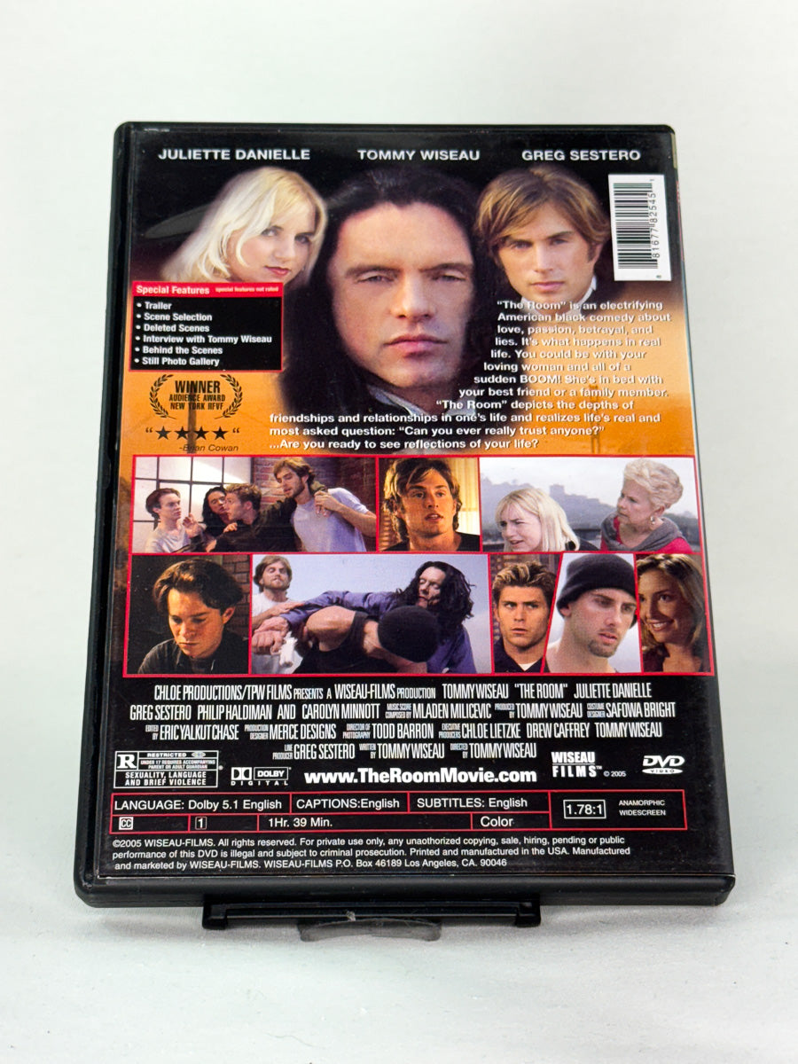 Bakside av DVD-cover til The Room – berømt kultklassiker av Tommy Wiseau, brukt originalfilm fra Brukbar Film