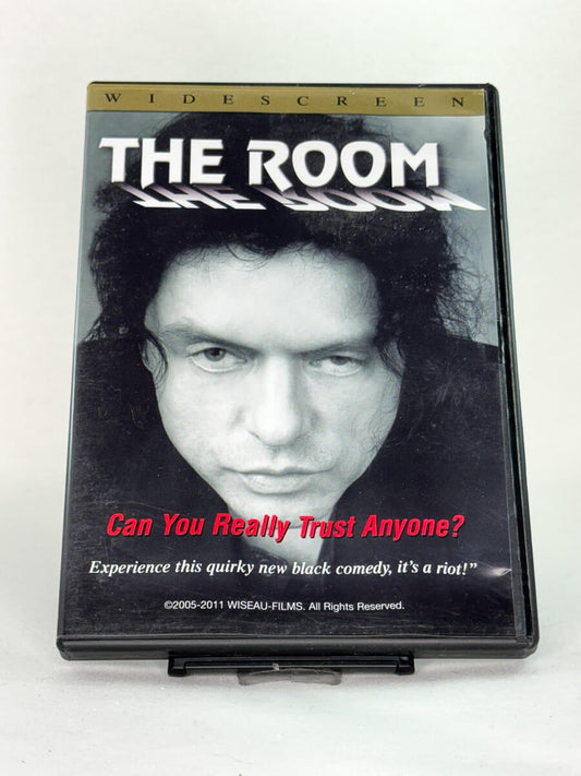 Brukt DVD-film The Room – forside av cover til Tommy Wiseaus legendariske kultfilm, ofte omtalt som «den beste verste filmen», tilgjengelig hos Brukbar Film