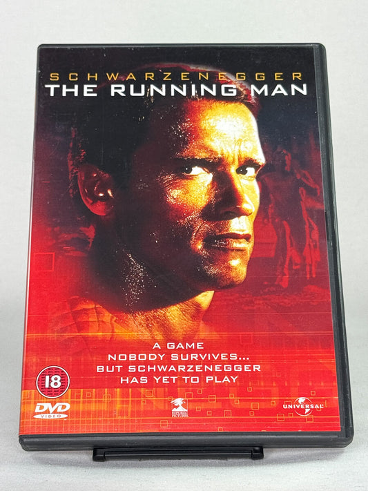 Forside av DVD-cover til The Running Man med Arnold Schwarzenegger – futuristisk actionklassiker basert på Stephen Kings roman, brukt film på DVD fra Brukbar Film.