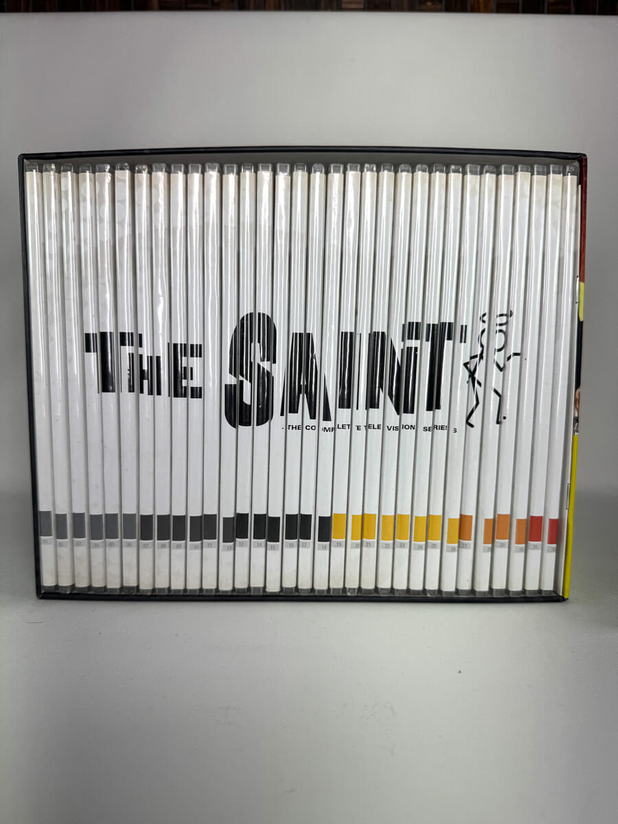 DVD-bilde til samleboksen The Saint (Helgenen – Komplett TV-serie)
Baksiden viser info, spesifikasjoner og eventuell ekstratekst – produktbilde fra nettbutikken Brukbar Film