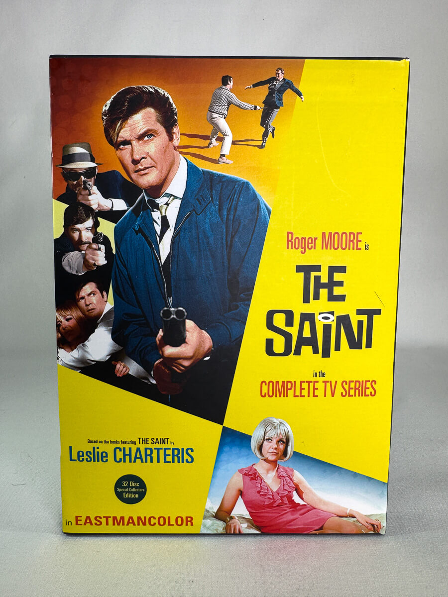 DVD-bilde til samleboksen The Saint (Helgenen – Komplett TV-serie)
Baksiden viser info, spesifikasjoner og eventuell ekstratekst – produktbilde fra nettbutikken Brukbar Film