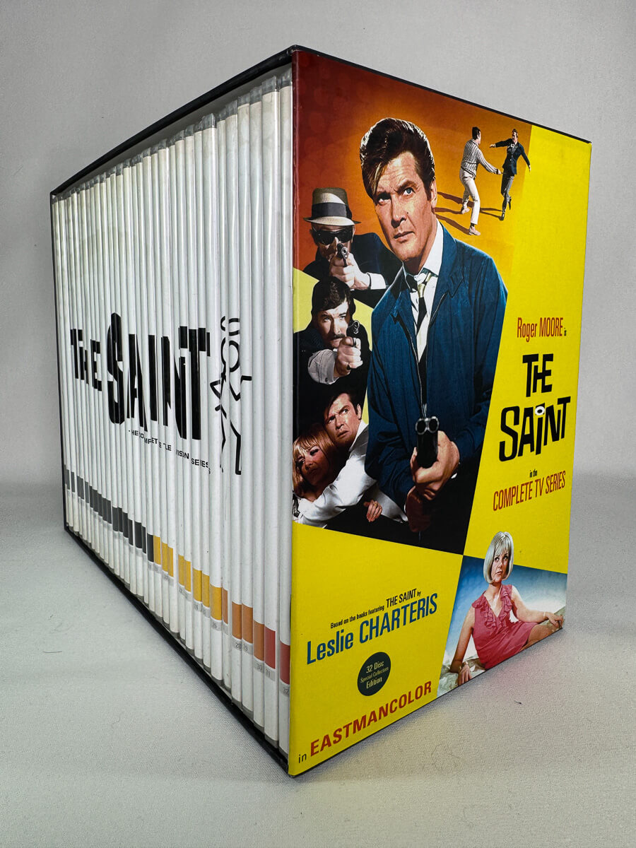 DVD-bilde til samleboksen The Saint (Helgenen – Komplett TV-serie)
Baksiden viser info, spesifikasjoner og eventuell ekstratekst – produktbilde fra nettbutikken Brukbar Film
