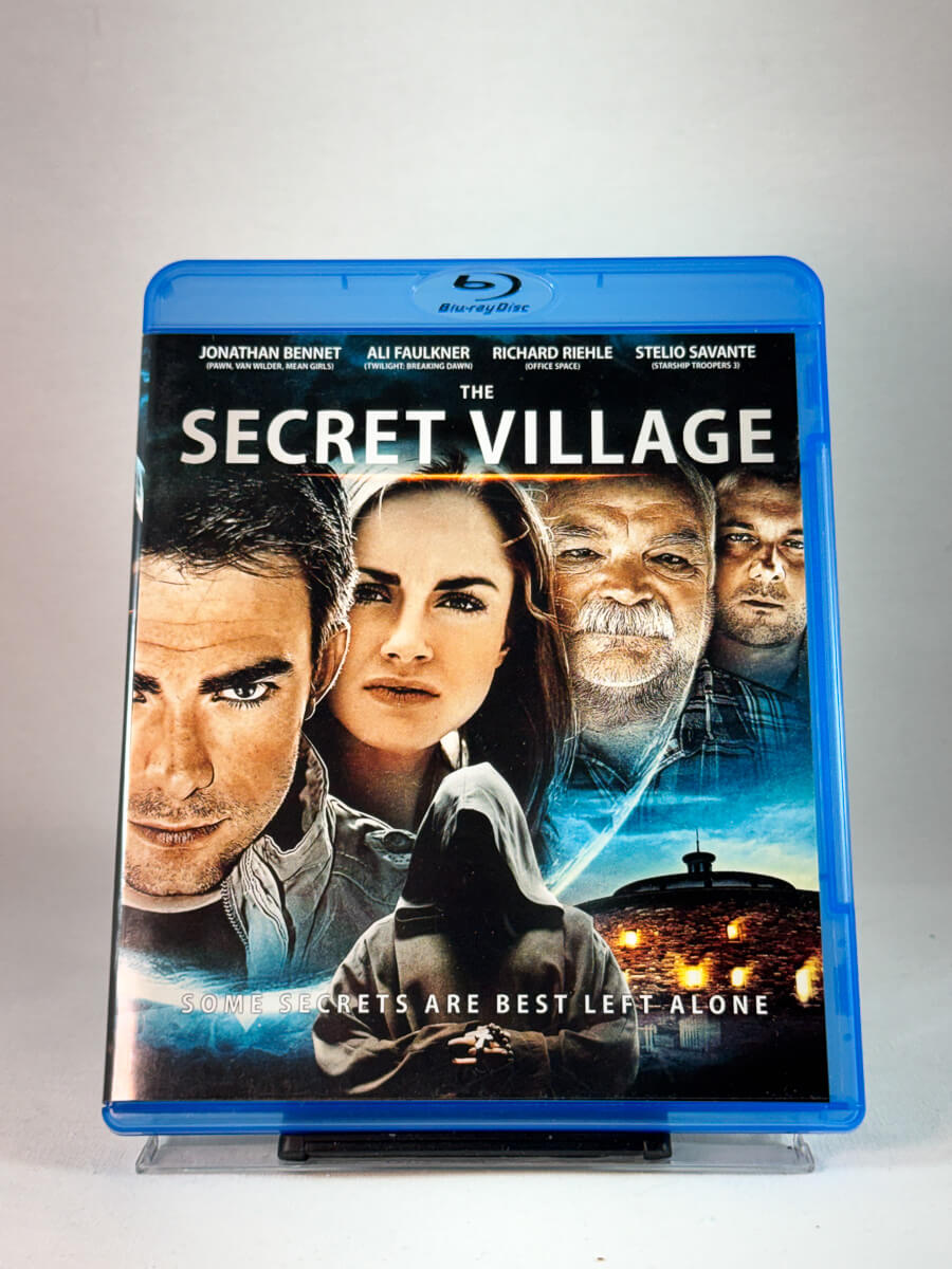 Forside av cover til The Secret Village, bruktfilm hos nettbutikken Brukbar Film
