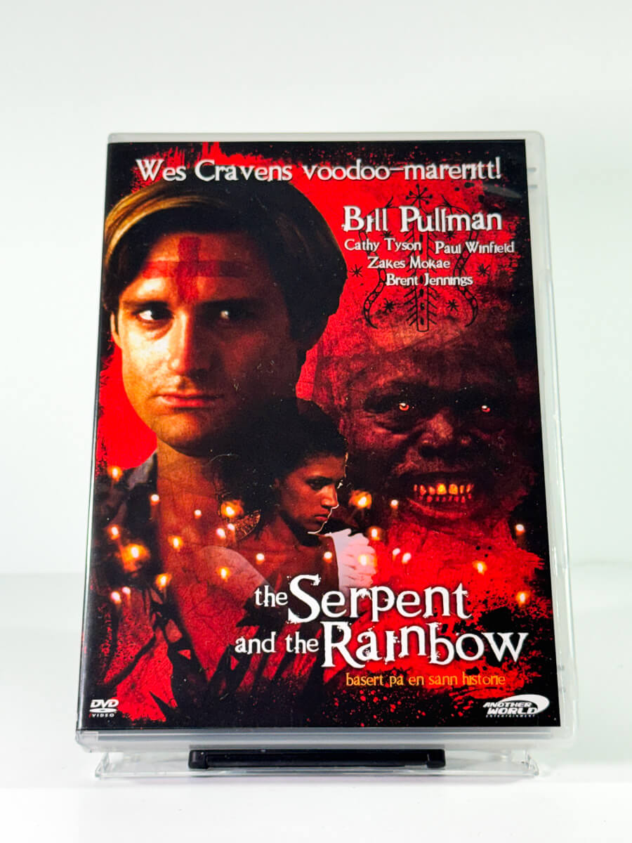 Forside av cover til The Serpent and the Rainbow, brukt DVD hos Brukbar Film