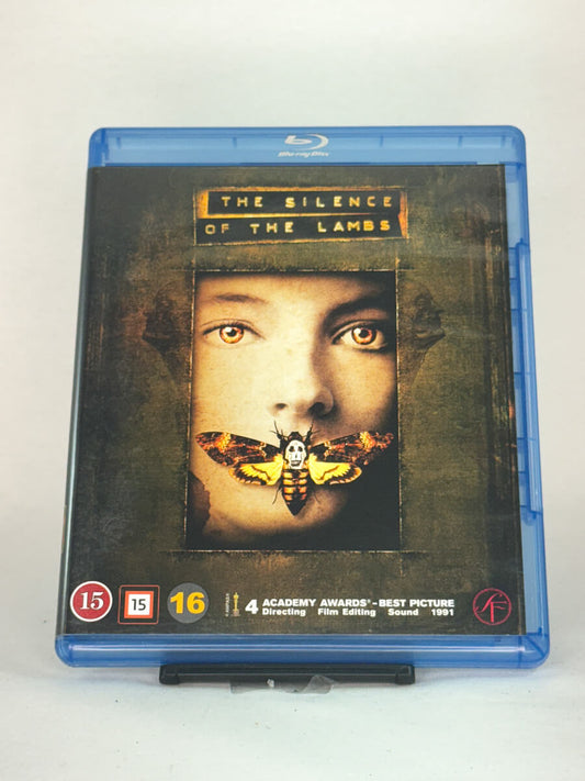 Forside av Blu-ray-cover til The Silence of the Lambs – intens thrillerklassiker med Jodie Foster og Anthony Hopkins, vinner av fem Oscar-priser, brukt Blu-ray hos Brukbar Film.