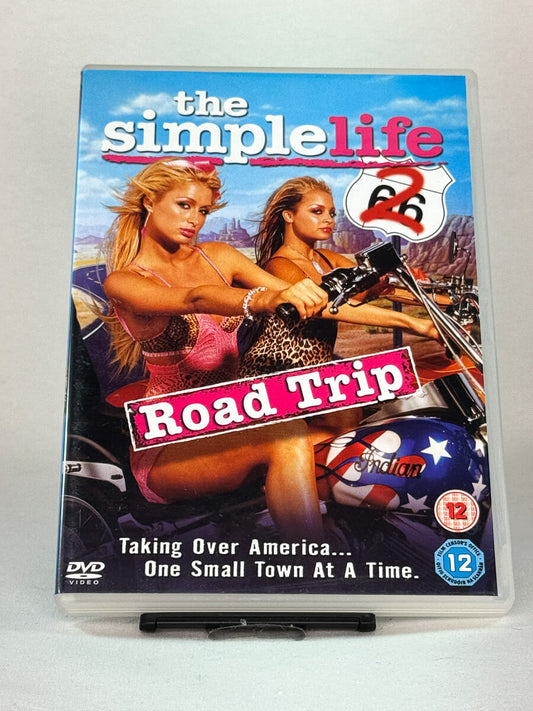 Forside av DVD-cover til The Simple Life 2 – Road Trip med Paris Hilton og Nicole Richie, brukt serieutgivelse på DVD fra Brukbar Film.