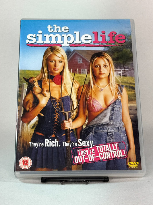 Forside av DVD-cover til serien The Simple Life – brukt TV-serie på DVD med Paris Hilton og Nicole Richie, tilgjengelig hos Brukbar Film.