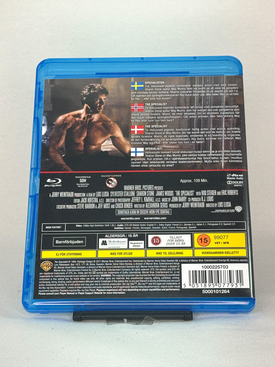 Bakside av Blu-ray-cover til The Specialist – intens 90-tallsthriller om hevn og forførelse i Miami, second hand Blu-ray-film fra Brukbar Film.