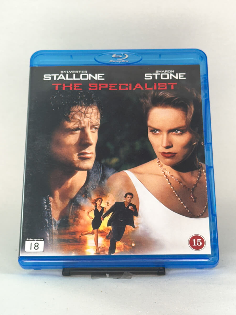 Forside av Blu-ray-cover til The Specialist – actionthriller med Sylvester Stallone og Sharon Stone, brukt Blu-ray hos Brukbar Film.