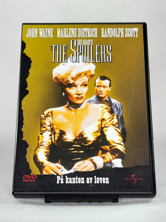 Forside av DVD-cover til westernklassikeren The Spoilers (På kanten av loven) med John Wayne og Marlene Dietrich, brukt DVD hos Brukbar Film