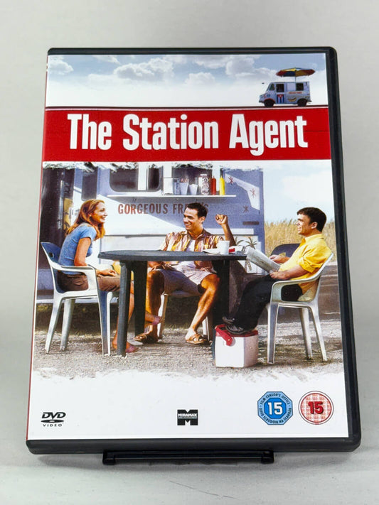 Forside av DVD-cover for The Station Agent, et karakterdrevet indie-drama; brukt DVD-cover tilgjengelig hos Brukbar Film.