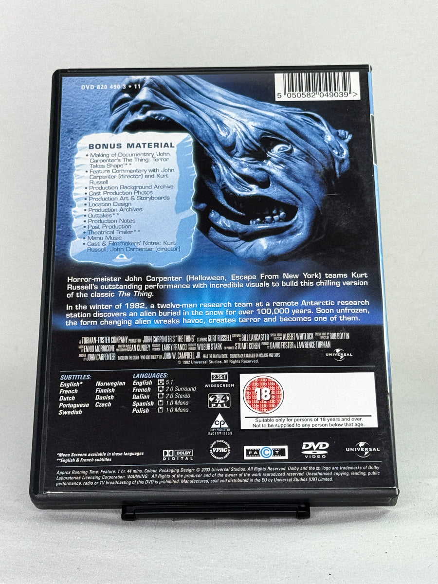 Bakside av DVD-cover til The Thing – brukt DVD med John Carpenters legendariske skrekkfilm, kjøp hos Brukbar Film
