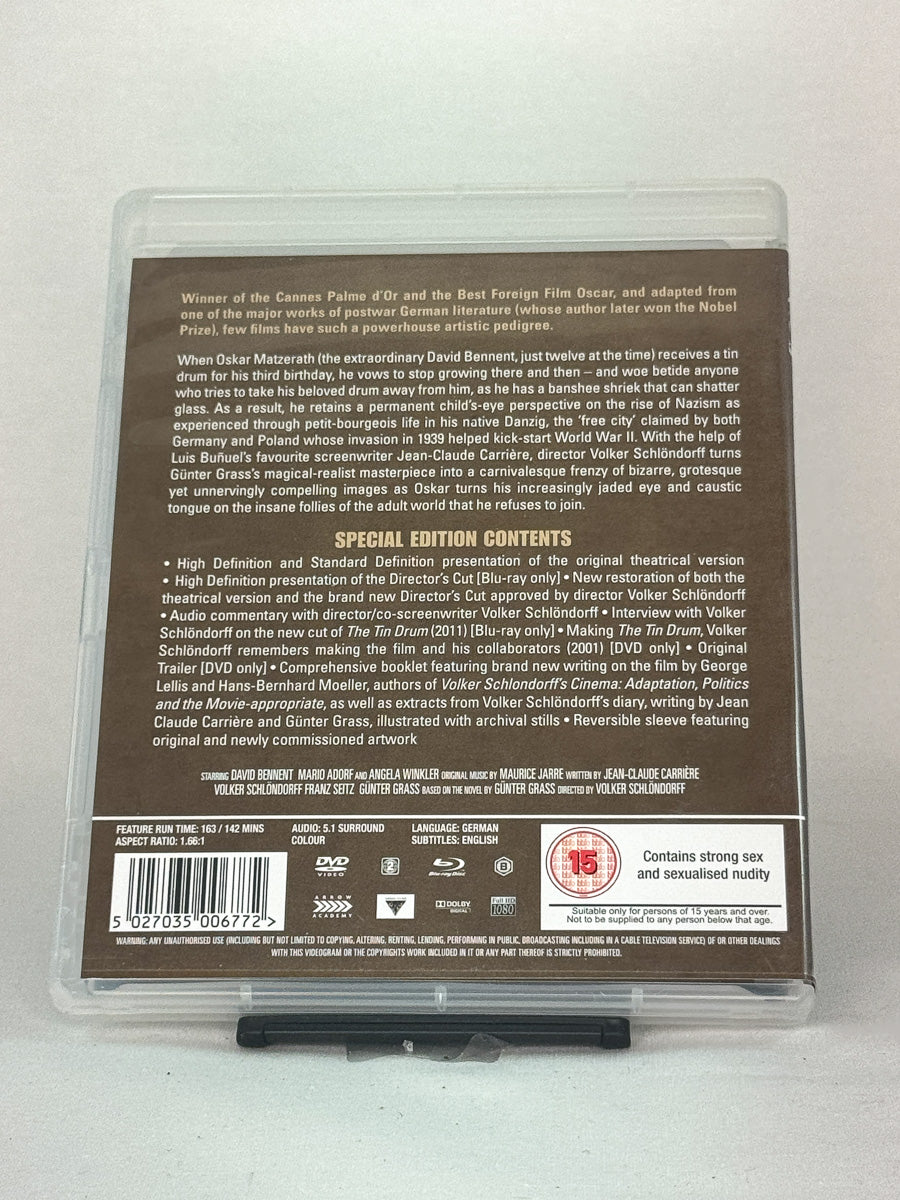 Blu-ray-cover-bakside til filmen The Tin Drum – Brukt Blu-ray fra nettbutikken Brukbar Film
