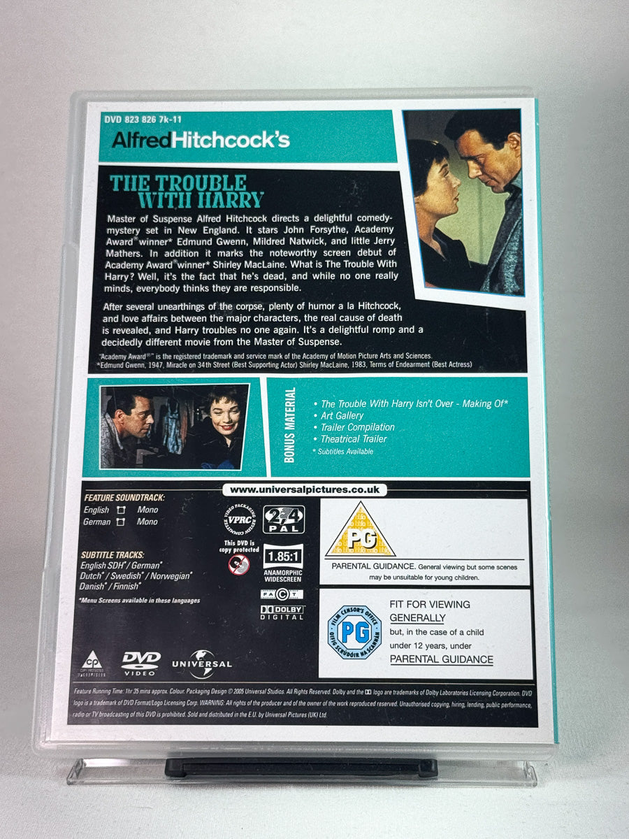 Bakside av DVD-cover for The Trouble with Harry – humoristisk Hitchcock-film om et uventet lik, brukt DVD hos Brukbar Film.