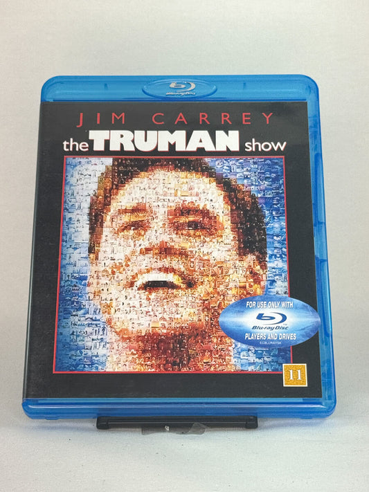 Forside av Blu-ray-cover til The Truman Show – tankevekkende drama med Jim Carrey som lever et liv overvåket av verden, brukt Blu-ray hos Brukbar Film.