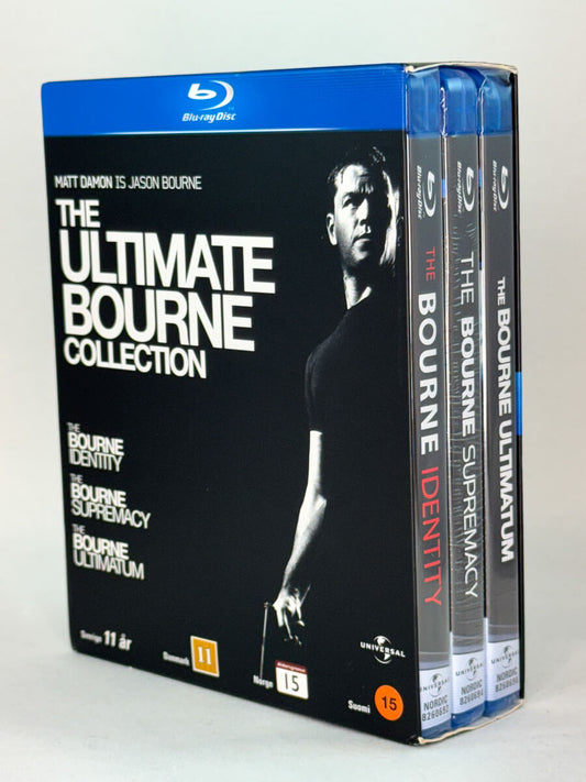 Forside av Blu-ray-cover til The Ultimate Bourne Collection – samleboks med The Bourne Identity, The Bourne Supremacy og The Bourne Ultimatum med Matt Damon, brukt Blu-ray hos Brukbar Film.