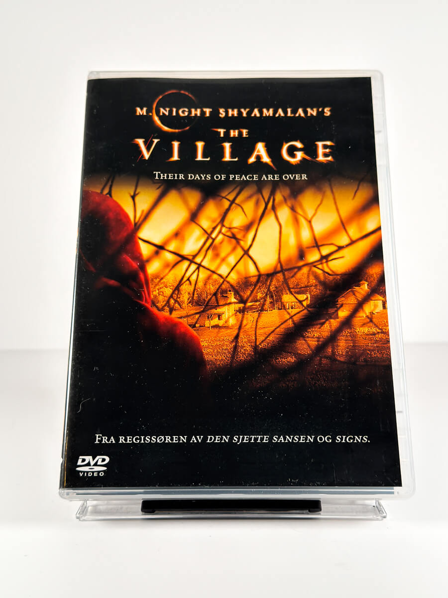 Forside av cover til The Village på DVD