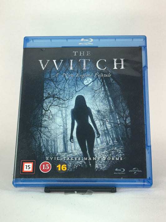 Forside av Blu-ray-cover til The VVitch: A New England Folktale – mørk og stemningsfull skrekkfilm om frykt, tro og besettelse, brukt Blu-ray hos Brukbar Film.