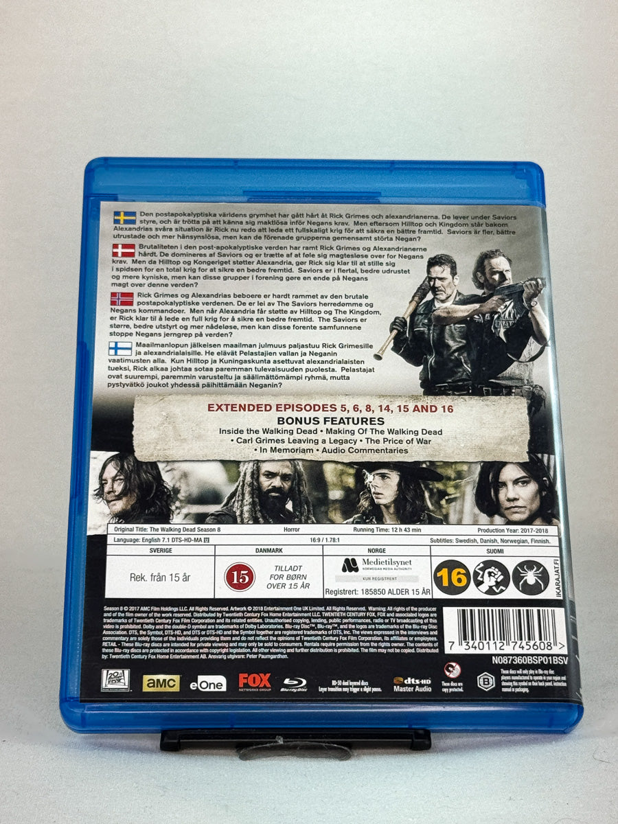 Bakside av Blu-ray-coveret til The Walking Dead – The Complete Eighth Season – oversikt over episoder og ekstramateriale, hos Brukbar Film.
