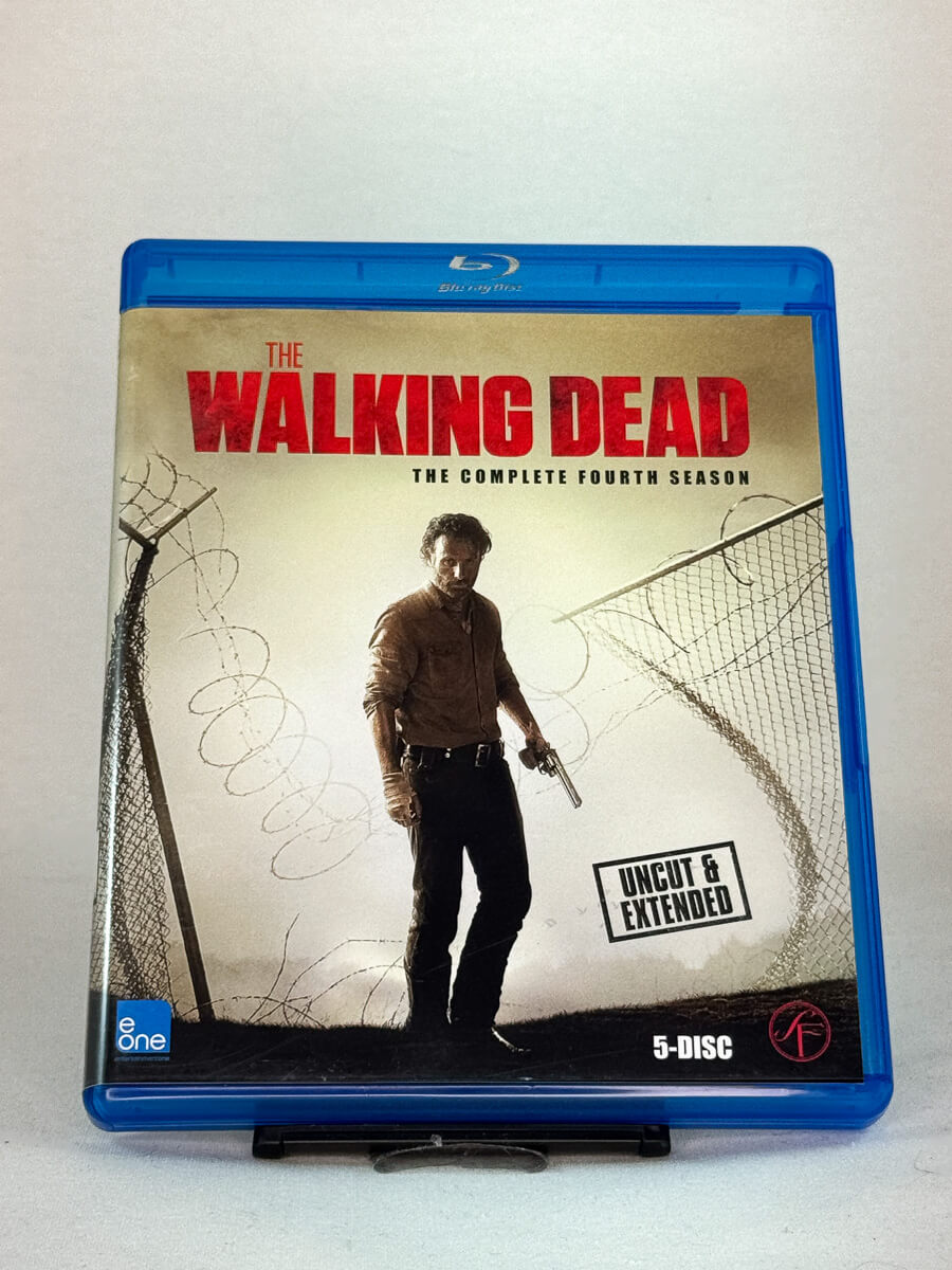 Forside av The Walking Dead – The Complete Fourth Season på Blu-ray – originalt brukt filmcover i horror- og dramasjangeren, kjøp hos Brukbar Film.
