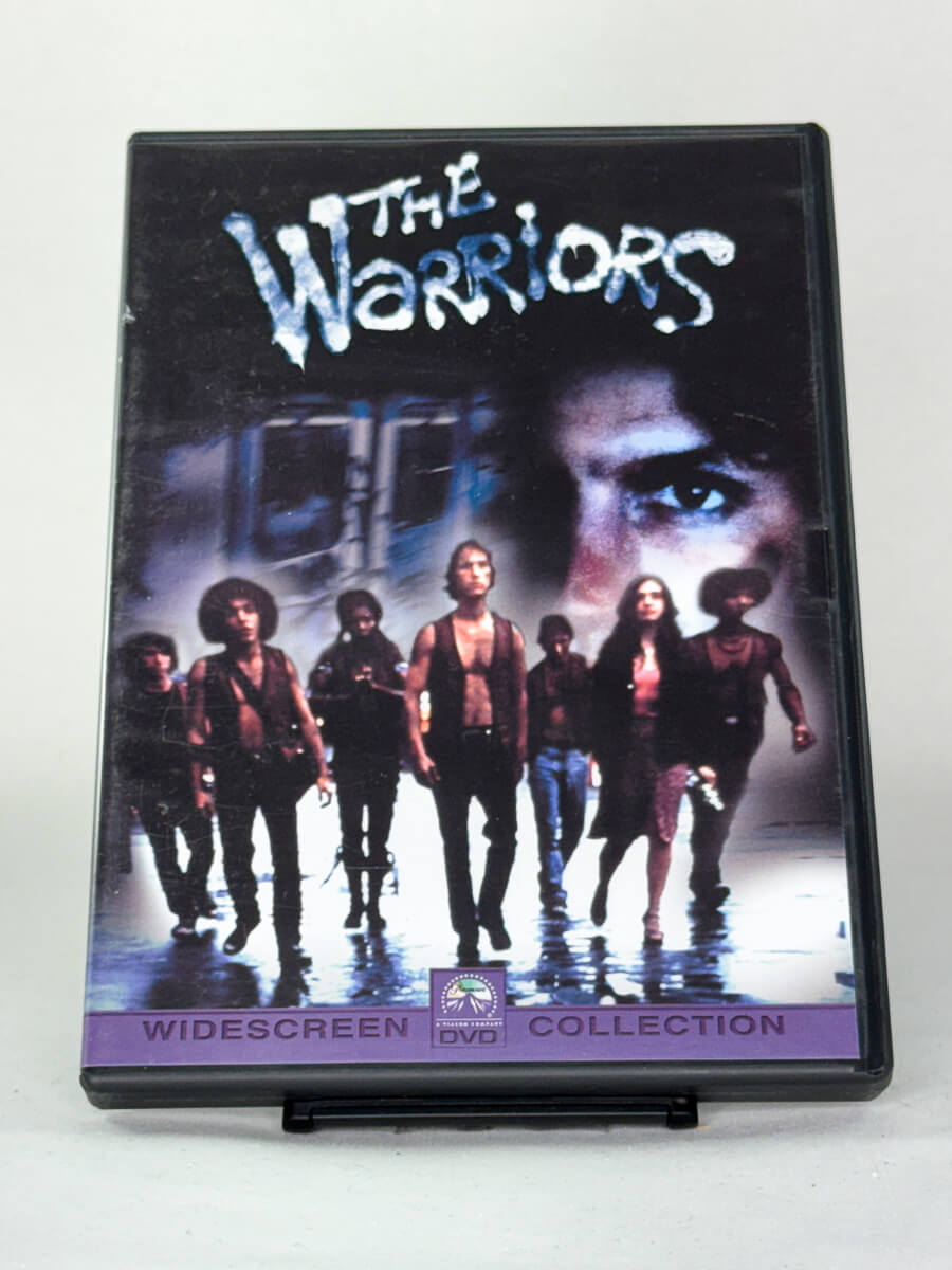 Forside av DVD-cover til The Warriors – kultfilm fra 70-tallet om gjenger i New York på flukt, brukt DVD hos Brukbar Film.