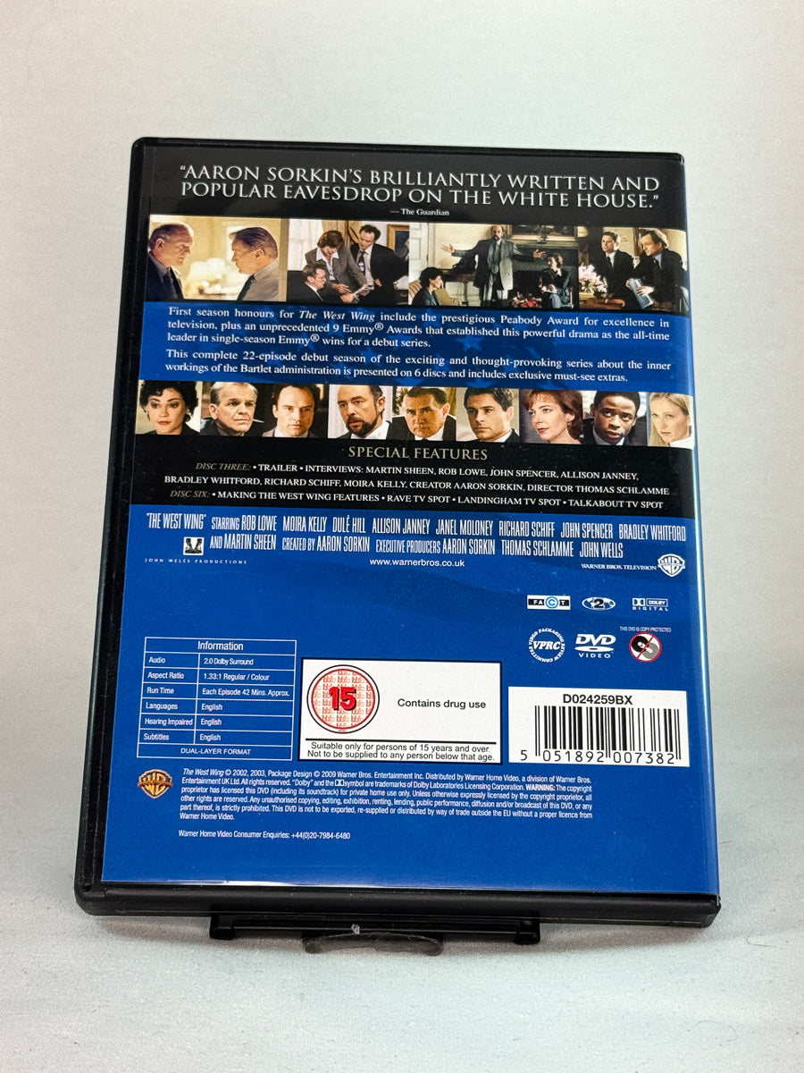 The West Wing – bakside av DVD-cover til sesong 1 med episodoversikt og informasjon hos Brukbar Film