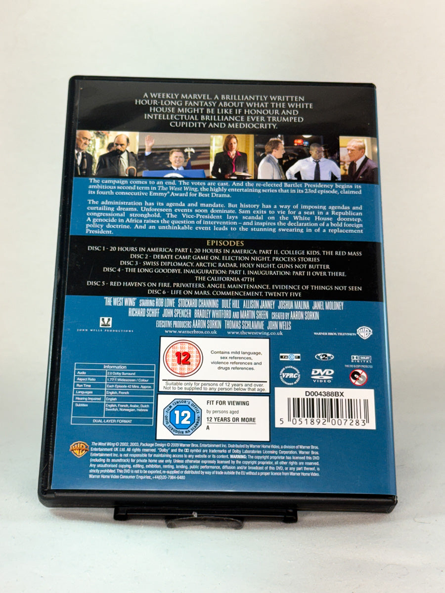 The West Wing – bakside av DVD-cover til sesong 4 med oversikt over innhold hos Brukbar Film