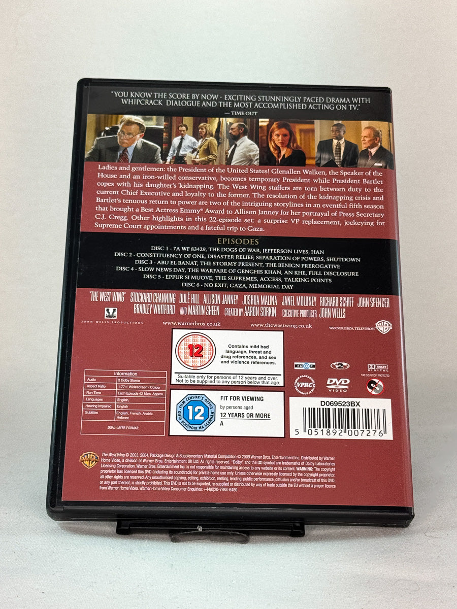 The West Wing – bakside av DVD-cover til sesong 5 med detaljert innhold hos Brukbar Film