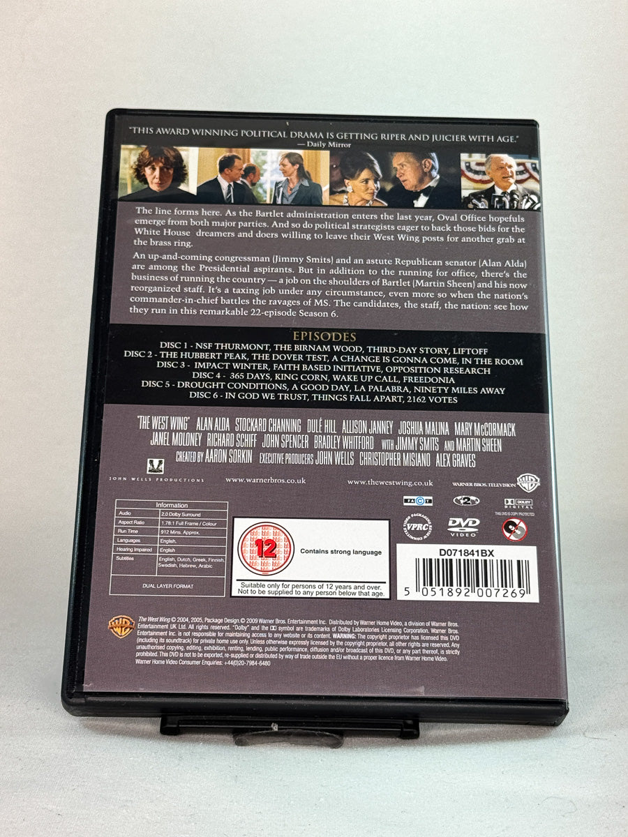 The West Wing – bakside av DVD-cover til sesong 6 med informasjon om episodene hos Brukbar Film