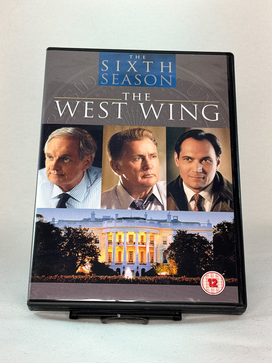 The West Wing – forside av DVD-cover til sesong 6, dramatisk serie om amerikansk politikk hos Brukbar Film