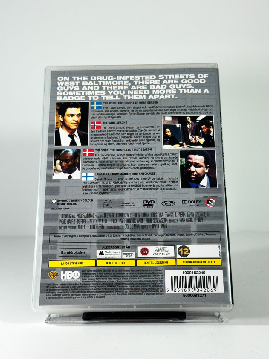 Bakside av cover til The Wire – The Complete First Season, bruktfilm hos nettbutikken Brukbar Film