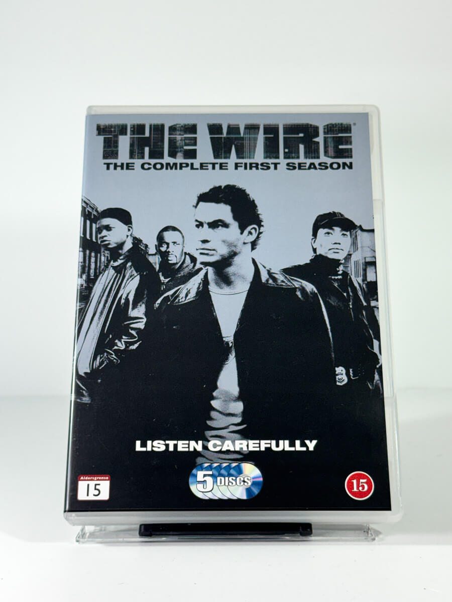 Forside av cover til The Wire – The Complete First Season, brukt DVD hos Brukbar Film