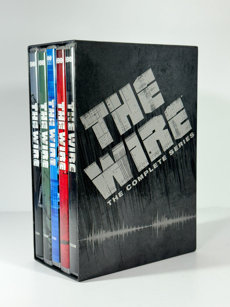 Bakside av cover til The Wire – The Complete Series, bruktfilm hos nettbutikken Brukbar Film