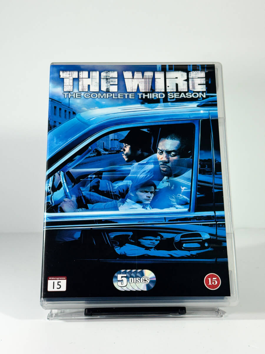 Forside av cover til The Wire – The Complete Third Season, brukt original DVD hos Brukbar Film