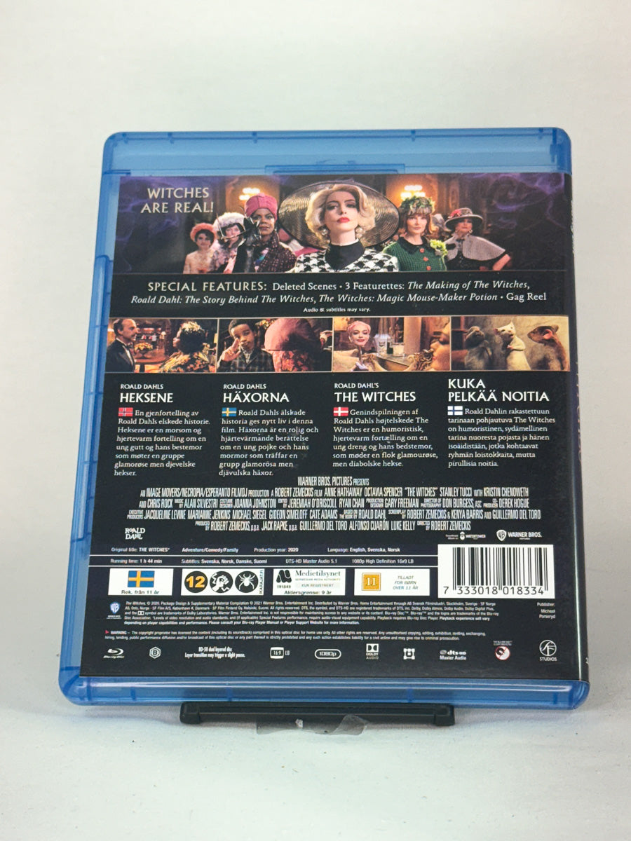 Bakside av Blu-ray-cover til The Witches – eventyrlig familiefilm med norsk og svensk tale, Blu-ray-utgave hos Brukbar Film.