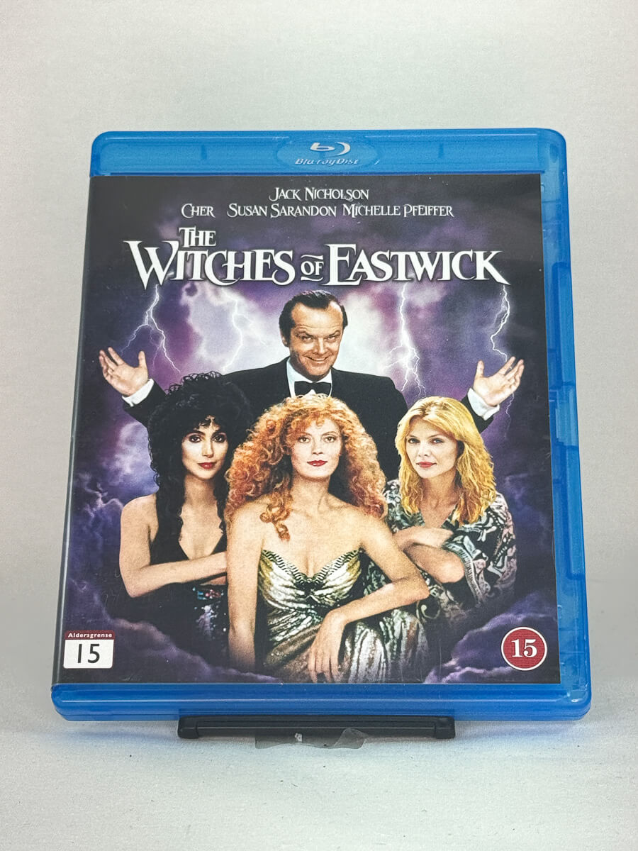 Forside av Blu-ray-cover til The Witches of Eastwick – mørk komedie med Jack Nicholson, Cher, Susan Sarandon og Michelle Pfeiffer, brukt Blu-ray hos Brukbar Film.