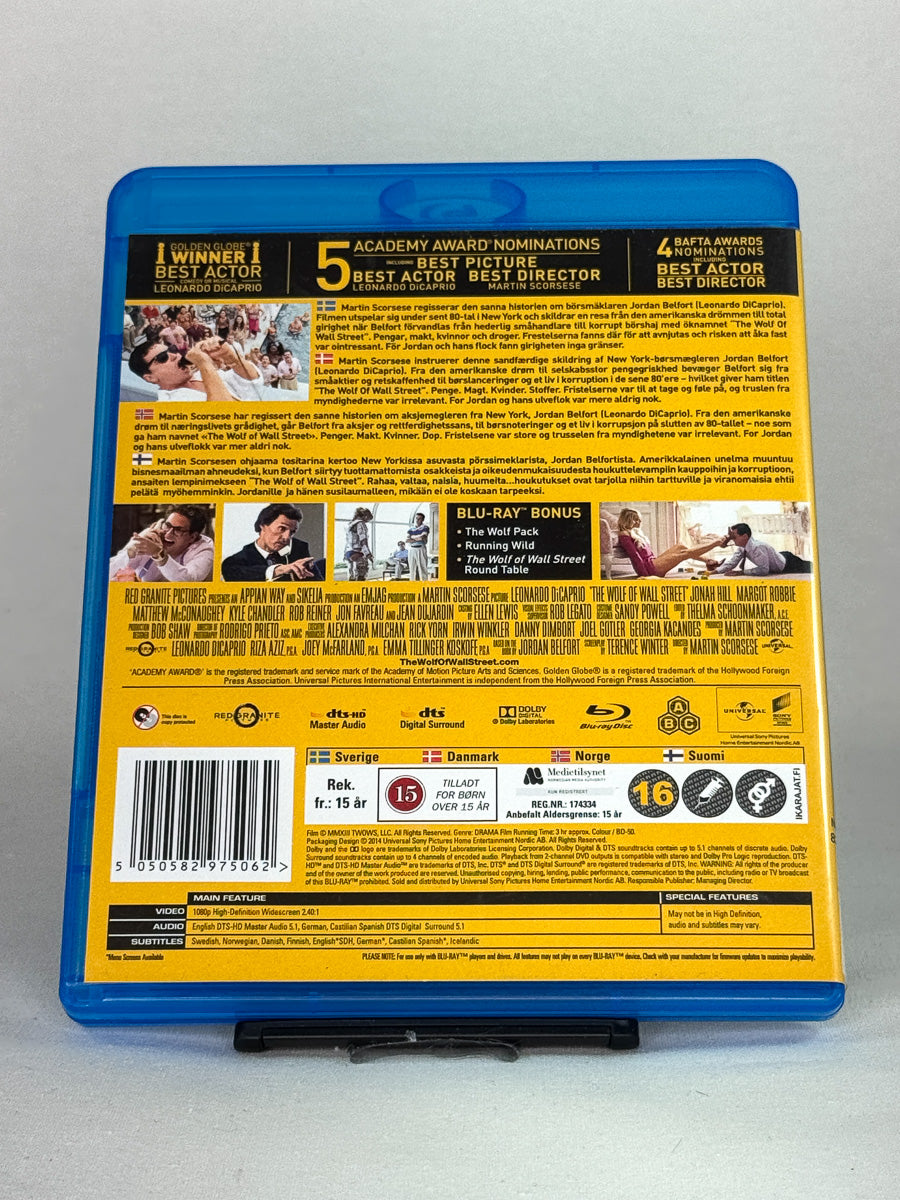 Bakside av Blu-ray-cover for The Wolf of Wall Street – informasjon om ekstramateriale og spesifikasjoner, brukt Blu-ray hos Brukbar Film.