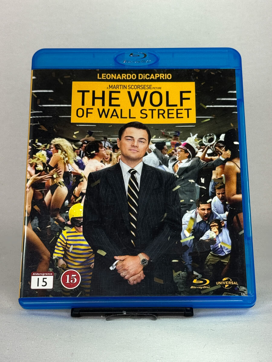 Forside av Blu-ray-cover til The Wolf of Wall Street – eksplosiv biografisk komedie av Martin Scorsese med Leonardo DiCaprio, brukt film hos Brukbar Film.
