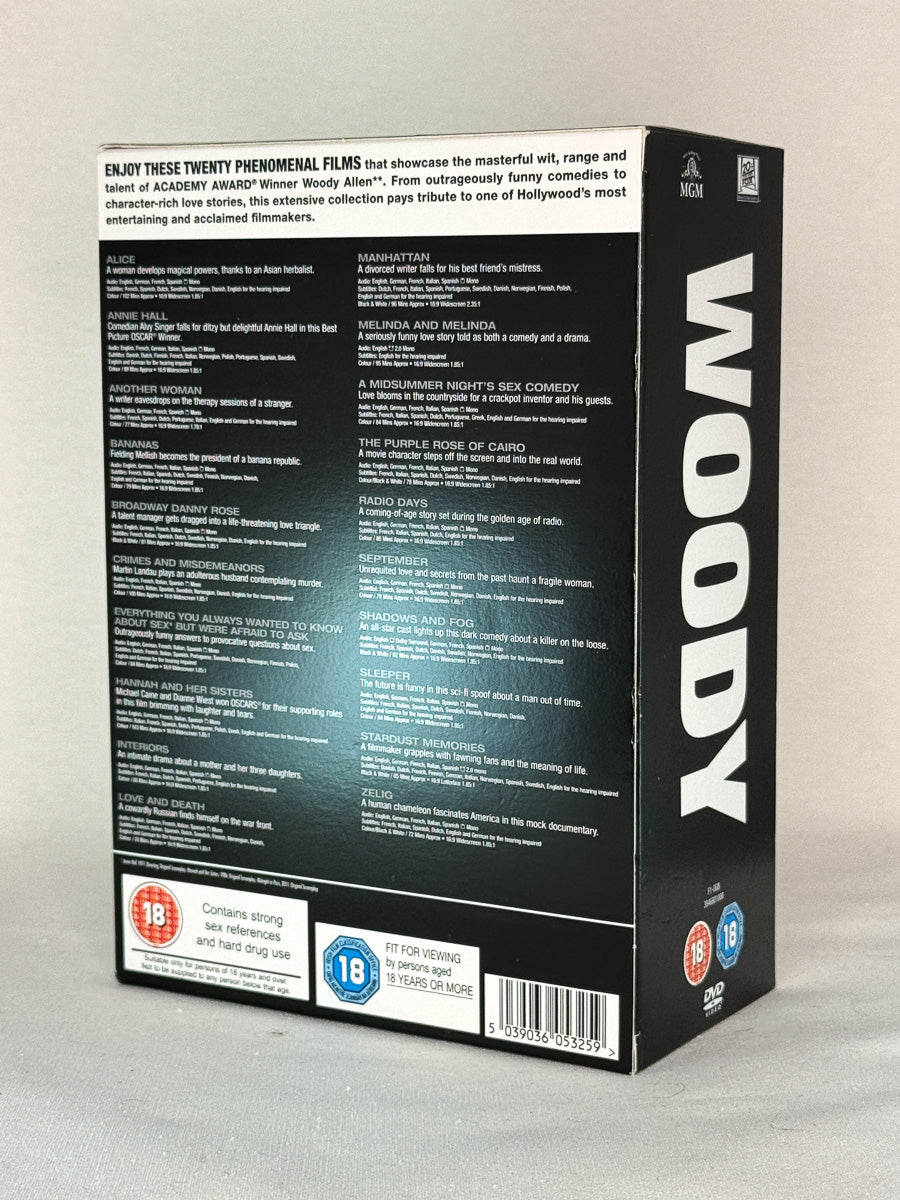 Bakside av samleboksen The Woody Allen Collection – detaljer om alle 20 filmene av Woody Allen med språkvalg, undertekster og filmomtaler, original brukt DVD-utgave hos Brukbar Film.