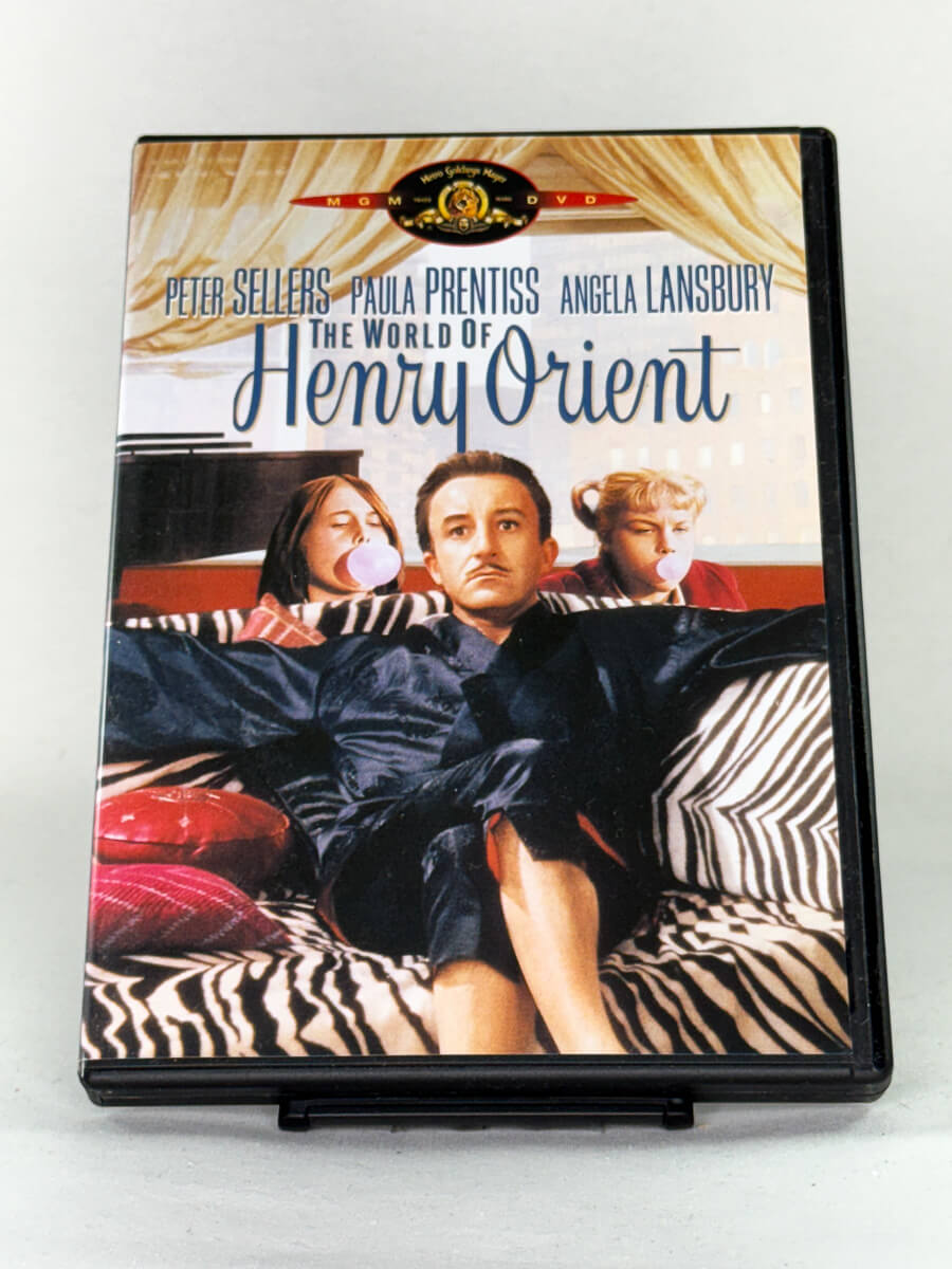Forside av DVD-cover til The World of Henry Orient – komedie med Peter Sellers om tenåringsforelskelser og kaos, brukt DVD hos Brukbar Film.